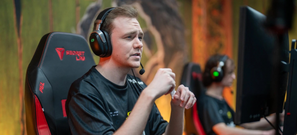 киберспортсмен дает интервью на сцене турнира